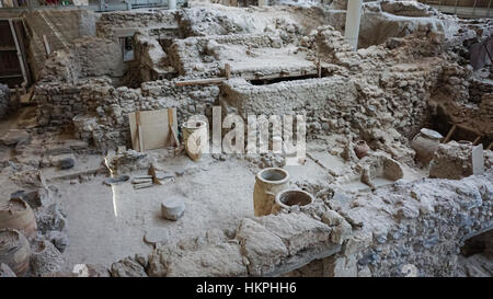 Akrotiri ist eine der wichtigsten prähistorischen Siedlungen der Ägäis auf der vulkanischen griechischen Insel Santorin. Stockfoto