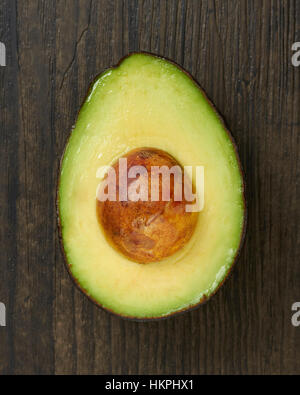 Eine einzelne geschnittene Avocado halb Stockfoto