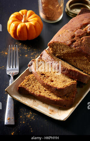 In Scheiben geschnitten Kürbisbrot Brot mit Zimt bestäubt Stockfoto