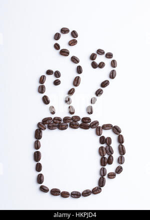 Ganze geröstete Kaffeebohnen auf einer weißen Fläche und Form bei der Bildung von eine dampfende heiße Tasse Kaffee. Stockfoto