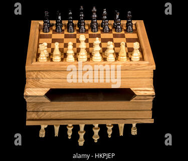 Schach-Spiel aufgebaut und spielbereit Stockfoto