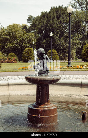 Boston, Massachusetts, USA, 27. Juli 2009: kleines Kind Brunnen von Mary E. Moore in Boston Public Garden, in der Nähe von Arlington St. Erected 1929, gemacht aus Bronze und Granit Stockfoto