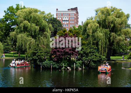 Boston, Massachusetts, uns, 27. Juli 2009: Touristen nehmen eine Fahrt auf berühmten Schwan Boote gegründet 1877 in Boston Public Garden Stockfoto