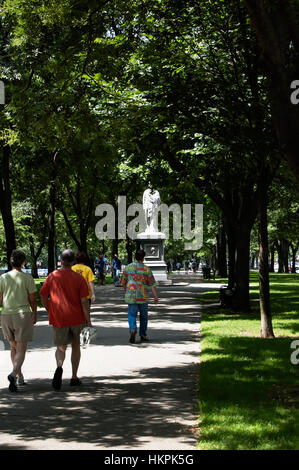 Boston, Massachusetts, uns, 27. Juli 2009: Fußgängerzone zu Fuß in Richtung Hamilton Statut auf Commonwealth Avenue. Die Statue wurde von Thomas Lee finanziert und entwickelt von Dr. William Rimmer Stockfoto