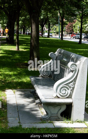 Boston, Massachusetts, uns, 27. Juli 2009: Charles Pagelsen Howard gewidmet poliertem Granit Bank befindet sich auf der Commonwealth Avenue Mall im Abschnitt Back Bay von Boston Stockfoto