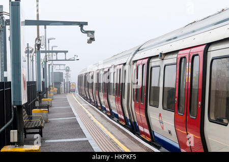 Metropolitan Line-Zug an einem nebeligen Tag an North Harrow Station. Stockfoto