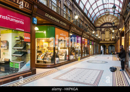 Ein Straßenmusikant im zentralen Laubengang, Newcastle.  Die Arkade wurde 1906 erbaute & entworfen von der Newcastle Firma Oswald und Sohn. Stockfoto