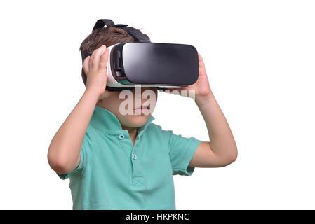 Erstaunt teenboy tragen virtual-Reality Brille Filme oder Videospiele spielen, isoliert auf weiss. Überrascht Teenager auf der Suche in VR-Brille. Stockfoto