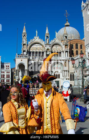 Menschen mit Maske und Kostüm im Karneval. Stockfoto