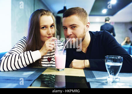 Zwei Personen im Café genießen die Zeit miteinander zu verbringen. Abgeschwächt. Selektiven Fokus. Stockfoto