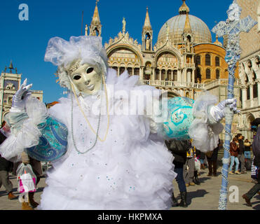 Menschen mit Maske und Kostüm im Karneval. Stockfoto