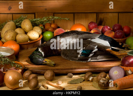 Ganze Ente mit Obst und Gemüse Hintergründe Stockfoto