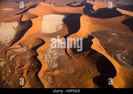 Sanddünen, White Clay Pan, die Salzpfanne, Deadvlei, Sossusvlei, Namib Wüste, Namib-Naukluft-Pk, Namibia, von Monika Hrdinova/Dembinsky Foto Assoc Stockfoto