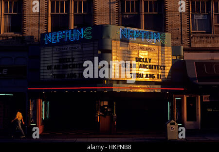 Sonnenuntergang mit Neptune Theater mit Person zu Fuß am Ticketschalter vor dem Theater University District Seattle Washington State Stockfoto