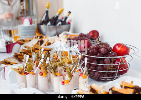 Trauben, Äpfel und andere Früchte auf Bankett Stockfoto