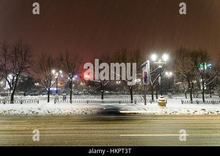 Bukarest, Rumänien - 8. Januar 2017: Winter Schneesturm In Bukarest Stadt bei Nacht. Stockfoto