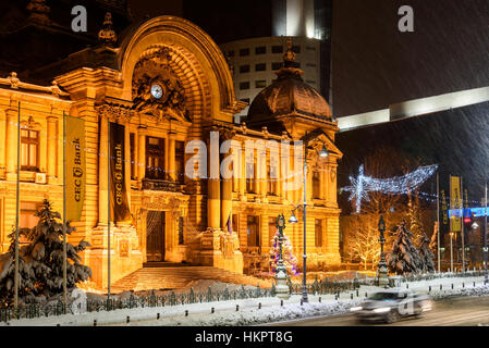 Bukarest, Rumänien - 6. Januar 2017: CEC Bank (Casa de Economii Si Consemnatiuni) im Winter Schnee Sturm In Downtown Bukarest At Night. Stockfoto