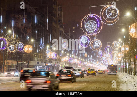 Bukarest, Rumänien - 8. Januar 2017: Harte Verkehr im Winter Schnee-Sturm im Zentrum von Bukarest Stadt. Stockfoto