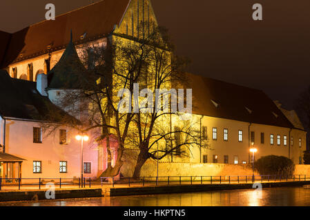 Nacht-Architektur in der Stadt. Alte Kirche am Ufer des Flusses. České-Budweis. Stockfoto