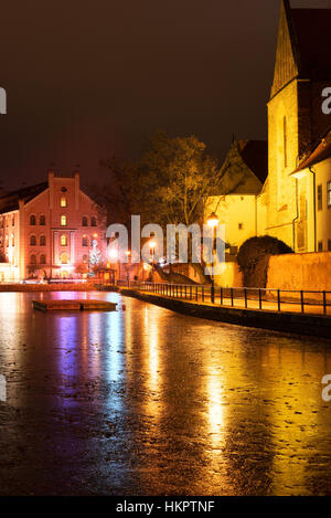 CESKE BUDEJOVICE, TSCHECHIEN - Dezember 15, 2016: Nacht der Architektur in der Stadt mit Budweis Hotel. Alte Kirche am Ufer des Flusses. Ceske Budejo Stockfoto