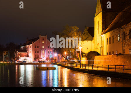 CESKE BUDEJOVICE, TSCHECHIEN - Dezember 15, 2016: Nacht der Architektur in der Stadt mit Budweis Hotel. Alte Kirche am Ufer des Flusses. Ceske Budejo Stockfoto