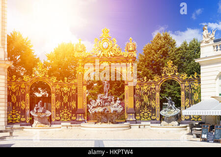 Neptun-Brunnen, Lothringen und golden Gate am Place Stanislas in Nancy, Frankreich. Stockfoto