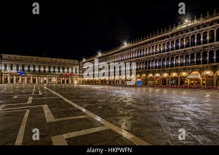 Italien-Veneto-Venedig - San Marco Sqaure - links Correr Stadtmuseum. Gerade alte Procuratie Stockfoto