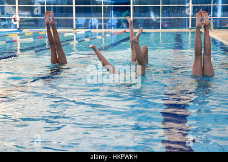 Leute, die Wassergymnastik im pool Stockfoto