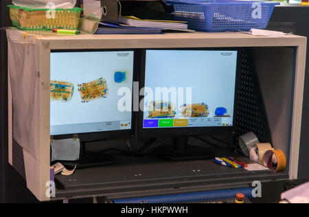 Scan-Maschine für Gepäck-Kontrolle überwacht. Kontrolle des Gepäcks am Flughafen. Überprüfen Sie den Rucksack auf dem Computerbildschirm. Stockfoto