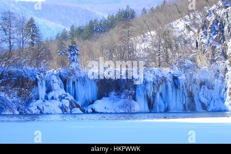 Schöne Winterlandschaft mit vereisten Wasserfällen im Nationalpark Plitvicer Seen in Kroatien Stockfoto