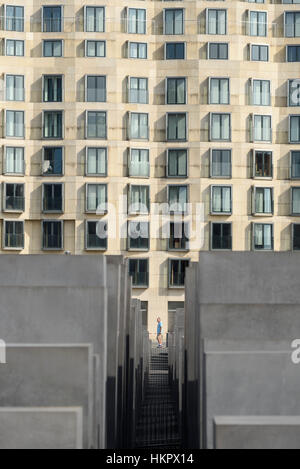 Berlin. Deutschland. Die Behrenstraße Fassade der DZ Bank-Gebäude und das Denkmal für die ermordeten Juden Europas.
