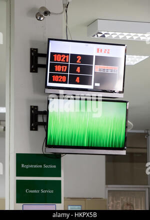 Monitore an der Wand zeigen den Auftrag in der Warteschlange im Büro. Stockfoto