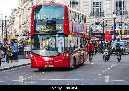 Ein London-Doppeldecker-Bus fährt durch Piccadilly Circus in London. Stockfoto