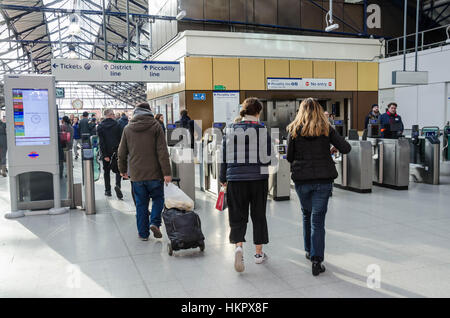 in der Bahnhofshalle am Earls Court London u-Bahnstation. Stockfoto