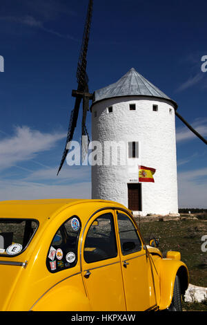 Autos und Windmühlen in Campo de Criptana, Ciudad Real, La Mancha, Spanien Stockfoto