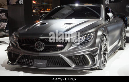 FRANKFURT, Deutschland - SEP 16, 2015: Mansory Mercedes-Benz S63 AMG Coupe Black Edition auf der IAA 2015. Stockfoto