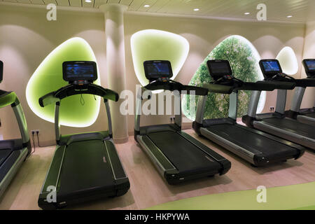 ROTTERDAM - 24. November 2016: Zeile der Laufbänder im Fitness-Center an Bord des Kreuzfahrtschiffes AIDAprima. Stockfoto