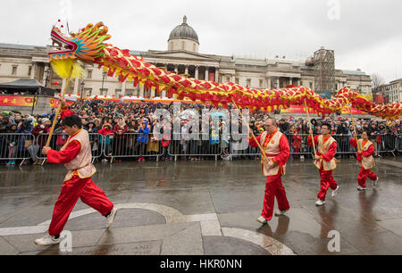 Die Tänzer eines chinesischen Drachentanz am Trafalgar Square in London, als Bestandteil der Chinese New Year Feierlichkeiten zum Beginn des Jahr des Hahnes. Stockfoto