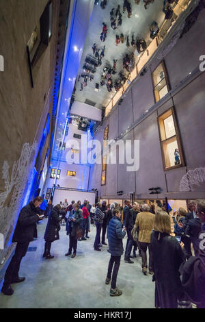 Schweden. 28. Januar 2017. Lund, Schweden. 28. Januar 2017. Wiedereröffnung der Skissernas Museum (Museum der künstlerischen Prozess und Kunst im öffentlichen Raum) nach umfangreichen Rebuildning. Riesige Menschenmenge wartete alle Nachmittag eingeben. Bildnachweis: Tommy Lindholm/Pacific Press/Alamy Live-Nachrichten Stockfoto