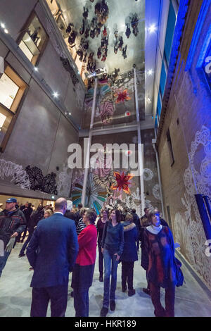 Lund, Schweden. 28. Januar 2017. Lund, Schweden. 28. Januar 2017. Wiedereröffnung der Skissernas Museum (Museum der künstlerischen Prozess und Kunst im öffentlichen Raum) nach umfangreichen Rebuildning. Riesige Menschenmenge wartete alle Nachmittag eingeben. Bildnachweis: Tommy Lindholm/Pacific Press/Alamy Live-Nachrichten Stockfoto