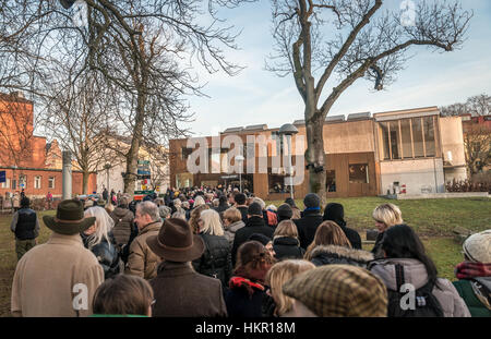 Schweden. 28. Januar 2017. Lund, Schweden. 28. Januar 2017. Wiedereröffnung der Skissernas Museum (Museum der künstlerischen Prozess und Kunst im öffentlichen Raum) nach umfangreichen Rebuildning. Riesige Menschenmenge wartete alle Nachmittag eingeben. Bildnachweis: Tommy Lindholm/Pacific Press/Alamy Live-Nachrichten Stockfoto