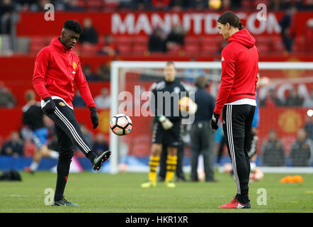 Manchester United Axel Tuanzebe (links) erwärmt sich neben Manchester United Zlatan Ibrahimovic, bevor die Emirates FA Cup, vierte Runde im Old Trafford, Manchester entsprechen. Stockfoto