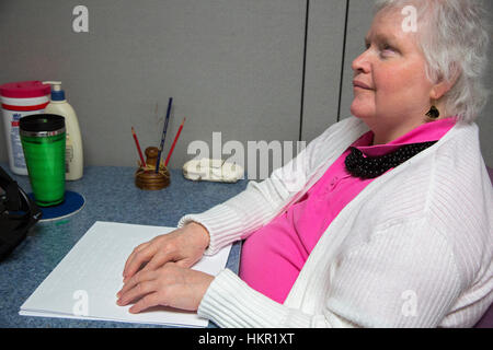 Louisville, Kentucky - blind Korrektor bei der amerikanischen Druckerei für Blinde, die Braille-Bücher gedruckt. Stockfoto