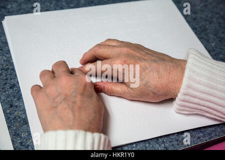 Louisville, Kentucky - blind Korrektor bei der amerikanischen Druckerei für Blinde, die Braille-Bücher gedruckt. Stockfoto