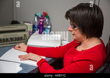 Louisville, Kentucky - blind Korrektor bei der amerikanischen Druckerei für Blinde, die Braille-Bücher gedruckt. Stockfoto