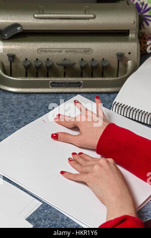 Louisville, Kentucky - blind Korrektor bei der amerikanischen Druckerei für Blinde, die Braille-Bücher gedruckt. Stockfoto