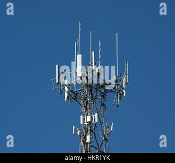 Spitze der Fernmeldeturm mit verschiedenen Handy und Kurzwellen-Antennen Stockfoto
