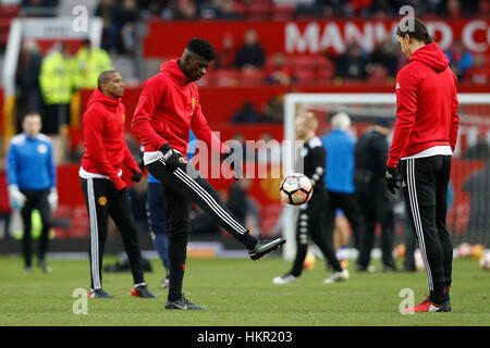 Manchester United Axel Tuanzebe (links) erwärmt sich neben Manchester United Zlatan Ibrahimovic, bevor die Emirates FA Cup, vierte Runde im Old Trafford, Manchester entsprechen. Stockfoto