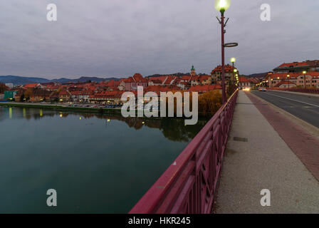 Maribor (Marburg): Brücke über die Drau in die Altstadt, Slowenien Stockfoto