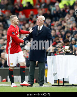 Manchester Uniteds Wayne Rooney (links) neben Sir Bobby Charlton während einer Trophäe Präsentation zu Manchester United Torschützenkönig beim Emirates FA Cup vierten Vorrundenspiel im Old Trafford, Manchester. Stockfoto